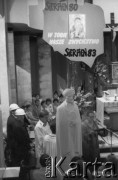 1983, Warszawa, Polska.
Msza za Ojczyznę w Kościele św. Stanisława Kostki na warszawskim Żoliborzu. Widok na wiernych zgromadzonych wokół ołtarza. Na filarze - transparent w kształcie konturów terytorium Polski ze zdjęciem obrazu Matki Boskiej oraz z napisem: 