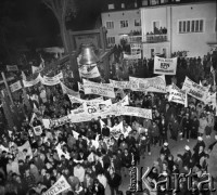 1987, Warszawa, Polska.
Msza za Ojczyznę w Kościele św. Stanisława Kostki na warszawskim Żoliborzu. Widok z góry na wiernych zgromadzonych na placu kościelnym. Napisy na transparentach: 