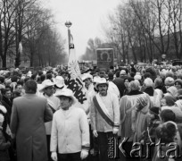 22.11.1981, Warszawa, Polska.
Nawiedzenie Parafii św. Marii Magdaleny na Wawrzyszewie. Na pierwszym planie widoczna jest delegacja z Huty Warszawa ze sztandarem. Nad tłumem wiernych - obraz Matki Boskiej.
Fot. Adam Szymański, zbiory Ośrodka KARTA, kolekcję zdjęć przekazał Adam Szymański