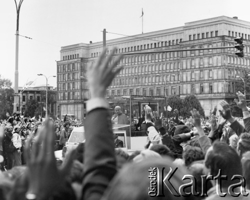 16-23.06.1983, Warszawa, Polska.
Druga pielgrzymka Jana Pawła II do Polski. Papież pozdrawia wiernych zgromadzonych przy Nowym Świecie. W tle widoczna jest siedziba Komitetu Centralnego Polskiej Zjednoczonej Partii Robotniczej.    
Fot. Adam Szymański, zbiory Ośrodka KARTA, kolekcję zdjęć przekazał Adam Szymański