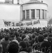 3.11.1984, Warszawa, Polska.
Pogrzeb księdza Jerzego Popiełuszki w Kościele św. Stanisława Kostki na warszawskim Żoliborzu. Wierni z uniesionymi do góry dłońmi złożonymi w znak zwycięstwa. Napis na transparencie: 