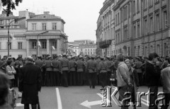 8-14.06.1987, Warszawa, Polska.
Trzecia pielgrzymka Jana Pawła II do Polski. Wierni, pod nadzorem milicji, oczekują na przejazd papieża.
Fot. Adam Szymański, zbiory Ośrodka KARTA, kolekcję zdjęć przekazał Adam Szymański
