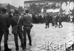 Po 13.12.1981, Warszawa, Polska.
Plac Zwycięstwa (obecnie Plac Marszałka Józefa Piłsudskiego). 
Fot. Fidusiewicz, zbiory Ośrodka KARTA, kolekcję zdjęć przekazał Adam Szymański