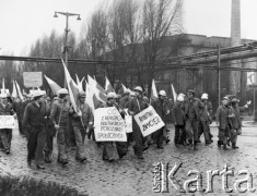 Październik 1980, Warszawa, Polska.
Strajk pracowników Huty Warszawa. Hutnicy z flagami i transparentami, m.in.: 