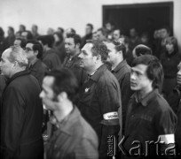 Październik 1980, Warszawa, Polska.
Strajk pracowników Huty Warszawa. Hutnicy, z założonymi na ramię opaskami Solidarności, śpiewają hymn.
Fot. Adam Szymański, zbiory Ośrodka KARTA, kolekcję zdjęć przekazał Adam Szymański