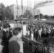 9.10.1990, Warszawa, Polska.
Wizyta Lecha Wałęsy w Hucie Warszawa. Na transparencie widoczny jest fragment napisu: 