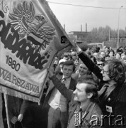 Maj 1981, Warszawa, Polska.
Wizyta Lecha Wałęsy w Hucie Warszawa - sztandar Solidarności Huty Warszawa trzymają: Jacek Lipiński, Lech Wałęsa i Karol Szadurski.
Fot. Adam Szymański, zbiory Ośrodka KARTA, kolekcję zdjęć przekazał Adam Szymański