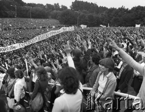 16-23.06.1983, Warszawa, Polska.
Druga pielgrzymka Jana Pawła II do Polski. Wierni - z uniesionymi do góry dłońmi złożonymi w znak zwycięstwa. Napis na transparencie: 