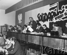 19.10.1980, Warszawa, Polska.
Wybory do zarządu Solidarności Huty Warszawa. Przemawia Seweryn Jaworski, obok siedzi Karol Szadurski i Jacek Lipiński (drugi od prawej strony).
Fot. Adam Szymański, zbiory Ośrodka KARTA, kolekcję zdjęć przekazał Adam Szymański