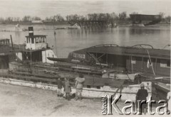 1946, Warszawa, Polska.
Sabina Ryder z dziećmi: Elżbietą, Janem i Danutą stoją nad brzegiem Wisły. Na drugim planie widoczny jest statek zacumowany do nadbrzeża, w tle - zburzony Most Kierbedzia. 
Fot. NN, zbiory Ośrodka KARTA, kolekcję zdjęć przekazała Elżbieta Felska
