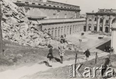 1946, Warszawa, Polska.
Sabina Ryder z dziećmi: Elżbietą, Janem i Danutą na tle ruin powojennej stolicy. W tle widoczny jest częściowo zburzony Pałac Pod Blachą.
Fot. NN, zbiory Ośrodka KARTA, kolekcję zdjęć przekazała Elżbieta Felska