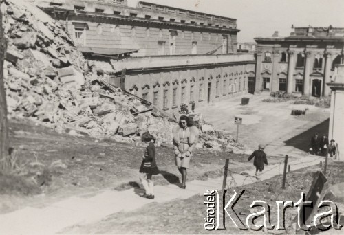 1946, Warszawa, Polska.
Sabina Ryder z dziećmi: Elżbietą, Janem i Danutą na tle ruin powojennej stolicy. W tle widoczny jest częściowo zburzony Pałac Pod Blachą.
Fot. NN, zbiory Ośrodka KARTA, kolekcję zdjęć przekazała Elżbieta Felska
