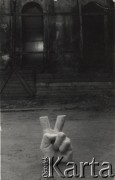 11.06.1984, Warszawa, Polska.
Marmurowa dłoń z obciętymi palcami ułożonymi w literę 