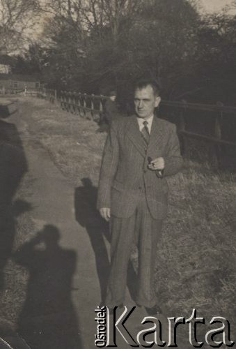 17.01.1947, East Wretham, hrabstwo Norfolk, Anglia, Wielka Brytania.
Jan A. Moch w garniturze cywilnym, bezpośrednio po rozwiązaniu polskich dywizjonów w Wielkiej Brytanii. 
Fot. NN, zbiory Ośrodka KARTA, Pogotowie Archiwalne [PAF_046], udostępniła Małgorzata Krzyżak
