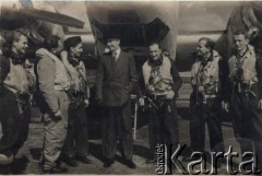 1940-1945, Wielka Brytania. 
Prezydent rządu Rzeczpospolitej Polskiej na Uchodźstwie Władysław Raczkiewicz ( w środku, w kapeluszu) z załogą Dywizjonu 304 przed samolotem bombowym Vickers Wellington. 
Fot. NN, zbiory Ośrodka KARTA, Pogotowie Archiwalne [PAF_046], udostępniła Małgorzata Krzyżak
