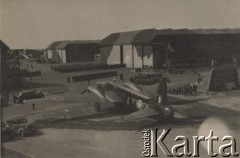 25.04.1942, Lindholme, Anglia, Wielka Brytania. 
Uroczystość w bazie Dywizjonów Bombowych 304 i 305. Na pierwszym planie samolot bombowy Vickers Wellington nr W 5590 SM-A z Dywizjonu 305, na drugim planie grupy pilotów i hangary.
Fot. NN, zbiory Ośrodka KARTA, Pogotowie Archiwalne [PAF_046], udostępniła Małgorzata Krzyżak
