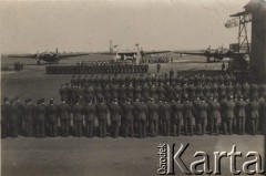 25.04.1942, Lindholme, Anglia, Wielka Brytania. 
Msza polowa podczas uroczystości w bazie Dywizjonów Bombowych 304 i 305. Na pierwszym planie lotnicy, w głębi ołtarz polowy, za nim samoloty bombowe Vickers Wellington z Dywizjonu 304 i 305, w oddali samoloty myśliwskie Supermarine Spitfire z Dywizjonu 303, którymi przyleciała delegacja Dywizjonu.
Fot. NN, zbiory Ośrodka KARTA, Pogotowie Archiwalne [PAF_046], udostępniła Małgorzata Krzyżak