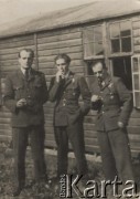 20.05.1945, St. Athan, Walia, Wielka Brytania
Baza RAF. Trzech polskich lotników przed barakiem lotniskowym. Pierwszy z prawej Jan A. Moch.
Fot. NN, zbiory Ośrodka KARTA, Pogotowie Archiwalne [PAF_046], udostępniła Małgorzata Krzyżak