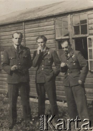 20.05.1945, St. Athan, Walia, Wielka Brytania
Baza RAF. Trzech polskich lotników przed barakiem lotniskowym. Pierwszy z prawej Jan A. Moch.
Fot. NN, zbiory Ośrodka KARTA, Pogotowie Archiwalne [PAF_046], udostępniła Małgorzata Krzyżak