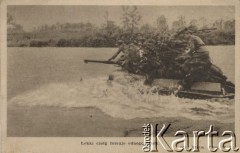 1945, Polska.
Pocztówka propagandowa, lekki czołg forsuje odnogę Wisły, 