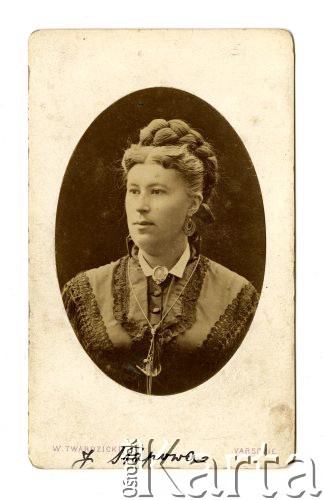 1860-1890, Warszawa, Królestwo Polskie, Cesarstwo Rosyjskie.
Portret J. Słapowej. Kobieta ubrana jest w strój z haftowanymi wykończeniami, ma upięty warkocz.
Fot. Walery Twardzicki, zbiory Ośrodka KARTA, Pogotowie Archiwalne [PAF_002], udostępnił Kazimierz Dorant