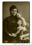 Ok. 1910, Bytom, Królestwo Prus.
Portret kobiety w ciemnej sukni z dzieckiem w białej koszulce.
Fot. Oskar Anders, zbiory Ośrodka KARTA, Pogotowie Archiwalne [PAF_002], udostępnił Kazimierz Dorant