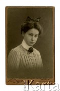 Ok. 1910, Kraków, Austro-Węgry.
Portret młodej kobiety w bluzce w paski i włosami spiętymi kokardą.
Fot. NN, zbiory Ośrodka KARTA, Pogotowie Archiwalne [PAF_002], udostępnił Kazimierz Dorant
