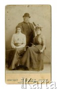 1894-1902, Nowy Sącz lub Krynica, Austro-Węgry.
Portret dwóch siedzących kobiet z laskami i mężczyzny w garniturze i meloniku.
Fot. Alfred Silkiewicz, zbiory Ośrodka KARTA, Pogotowie Archiwalne [PAF_002], udostępnił Kazimierz Dorant
