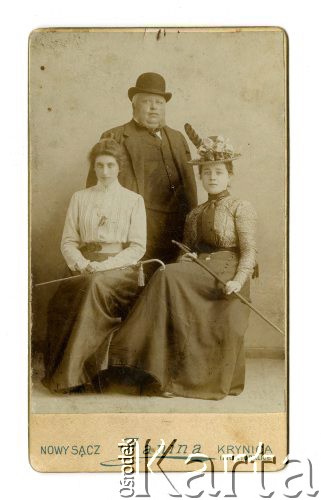 1894-1902, Nowy Sącz lub Krynica, Austro-Węgry.
Portret dwóch siedzących kobiet z laskami i mężczyzny w garniturze i meloniku.
Fot. Alfred Silkiewicz, zbiory Ośrodka KARTA, Pogotowie Archiwalne [PAF_002], udostępnił Kazimierz Dorant