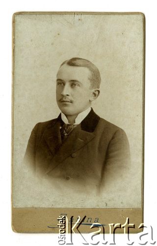 Przed 1914, Nowy Sącz, Austro-Węgry.
Portret młodego mężczyzny w ciemnym ubraniu.
Fot. NN, Atelier fotograficzne Janina, zbiory Ośrodka KARTA, Pogotowie Archiwalne [PAF_002], udostępnił Kazimierz Dorant