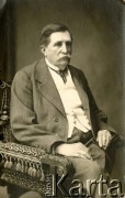 Ok. 1890, brak miejsca. 
Portret siedzącego starszego mężczyzny w garniturze.
Fot. NN, zbiory Ośrodka KARTA, Pogotowie Archiwalne [PAF_002], udostępnił Kazimierz Dorant