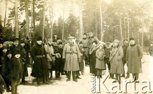 brak daty, brak miejsca. 
Zima, grupa  dorosłych i dzieci  na leśnej polanie podczas polowania.
Fot. NN, zbiory Ośrodka KARTA, Pogotowie Archiwalne [PAF_002], udostępnił Kazimierz Dorant