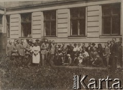 1922-1924, Lwów, Polska.
Uczestnicy Wyższych Kursów Ziemiańskich Jerzego Turnaua - zdjęcie grupowe przed Salą Posiedzeń. Kursy, przeznaczone dla młodzieży wywodzącej się z ziemiaństwa, przygotowywały do roli gospodarza majątków ziemskich.  
Fot.NN, zbiory Ośrodka KARTA