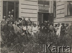 1922-1924, Lwów, Polska.
Uczestnicy Wyższych Kursów Ziemiańskich Jerzego Turnaua - zdjęcie grupowe przed Salą Posiedzeń. Kursy, przeznaczone dla młodzieży wywodzącej się z ziemiaństwa, przygotowywały do roli gospodarza majątków ziemskich.  
Fot.NN, zbiory Ośrodka KARTA