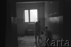 Marzec-lipiec 1982, Warszawa-Białołęka, Polska.
Ośrodek dla internowanych. Mężczyzna w łaźni.
Fot. Andrzej Zieliński lub Maciej Kwiatkowski, zbiory Ośrodka KARTA