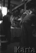 Marzec-lipiec 1982 Warszawa-Białołęka, Polska.
Ośrodek dla internowanych. Od lewej: Marek Beylin, na łóżku Maciej Kwiatkowski, przy stole Zbigniew Padzik, stoi obok stołu Mirosław Odorowski.
Fot. Andrzej Zieliński, zbiory Ośrodka KARTA