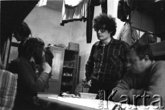 Marzec-lipiec 1982, Warszawa-Białołęka, Polska.
Ośrodek dla internowanych. Przy stole od lewej: Mirosław Odorowski, Marek Beylin, Marek Końka.
Fot. Andrzej Zieliński lub Maciej Kwiatkowski, zbiory Ośrodka KARTA