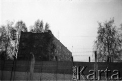 Marzec-lipiec 1982, Warszawa-Białołęka, Polska.
Ośrodek dla internowanych. Widok z okna celi na ogrodzenie i budynek.
Fot. Andrzej Zieliński lub Maciej Kwiatkowski, zbiory Ośrodka KARTA