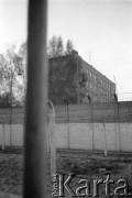 Marzec-lipiec 1982, Warszawa-Białołęka, Polska.
Ośrodek dla internowanych. Widok z okna celi na ogrodzenie i budynek za murem.
Fot. Andrzej Zieliński lub Maciej Kwiatkowski, zbiory Ośrodka KARTA