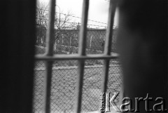 Marzec-lipiec 1982, Warszawa-Białołęka, Polska.
Ośrodek dla internowanych. Widok z okna celi.
Fot. Andrzej Zieliński lub Maciej Kwiatkowski, zbiory Ośrodka KARTA