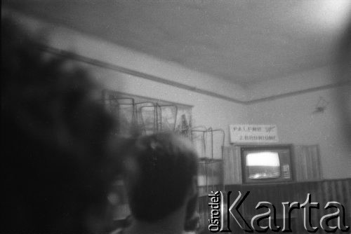 Marzec-lipiec 1982, Warszawa-Białołęka, Polska.
Ośrodek dla internowanych. Świetlica.
Fot. Andrzej Zieliński lub Maciej Kwiatkowski, zbiory Ośrodka KARTA