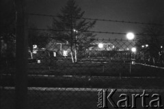 Marzec-lipiec 1982, Warszawa-Białołęka, Polska.
Ośrodek dla internowanych. Dziedziniec widoczny przez ogrodzenie.
Fot. Andrzej Zieliński lub Maciej Kwiatkowski, zbiory Ośrodka KARTA