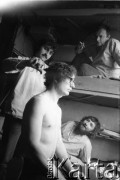 Marzec-lipiec 1982, Warszawa-Białołęka, Polska.
Ośrodek dla internowanych. Marek Chimiak obcina włosy Marka Beylina. Na piętrze łóżka Marek Końka na dole Mirosław Odorowski.
Fot. Andrzej Zieliński lub Maciej Kwiatkowski, zbiory Ośrodka KARTA