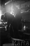 Marzec-lipiec 1982, Warszawa-Białołęka, Polska.
Ośrodek dla internowanych. Dwaj mężczyźni w celi, pochylony nad stołem Marek Beylin.
Fot. Andrzej Zieliński lub Maciej Kwiatkowski, zbiory Ośrodka KARTA