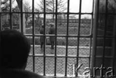 Marzec-lipiec 1982, Warszawa-Białołęka, Polska.
Ośrodek dla internowanych. Widok z okna celi na dziedziniec.
Fot. Andrzej Zieliński lub Maciej Kwiatkowski, zbiory Ośrodka KARTA