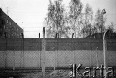 Marzec-lipiec 1982, Warszawa-Białołęka, Polska.
Ośrodek dla internowanych. Ogrodzenie.
Fot. Andrzej Zieliński lub Maciej Kwiatkowski, zbiory Ośrodka KARTA