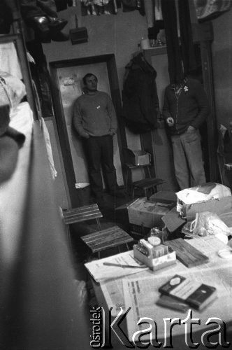 Marzec-lipiec 1982, Warszawa-Białołęka, Polska.
Ośrodek dla internowanych. Wnętrze celi po kipiszu. W drzwiach stoi Marek Końka, w rogu, zasłonięty wiszącym praniem Mirosław Odorowski.
Fot. Andrzej Zieliński lub Maciej Kwiatkowski, zbiory Ośrodka KARTA