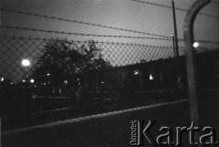 Marzec-lipiec 1982, Warszawa-Białołęka, Polska.
Ośrodek dla internowanych. Widok dziedzińca za ogrodzeniem.
Fot. Andrzej Zieliński lub Maciej Kwiatkowski, zbiory Ośrodka KARTA
