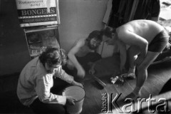Marzec-lipiec 1982, Warszawa-Białołęka, Polska.
Ośrodek dla internowanych. Sprzątanie celi, od lewej: Marek Chimiak, Mirosław Odorowski, Marek Końka.
Fot. Andrzej Zieliński lub Maciej Kwiatkowski, zbiory Ośrodka KARTA