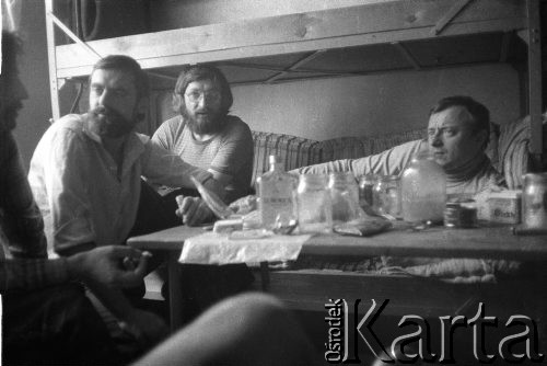 Marzec-lipiec 1982, Warszawa-Białołęka, Polska.
Ośrodek dla internowanych. Przy stole od lewej: Jan Łojak, Mirosław Odorowski, Marek Końka.
Fot. Andrzej Zieliński lub Maciej Kwiatkowski, zbiory Ośrodka KARTA